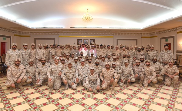 صورة جماعية مع القوة البرية الكويتية المشاركة في "اعادة الأمل"