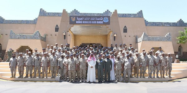 صورة جماعية مع القوة الجوية الكويتية المشاركة بقاعدة الملك خالد الجوية