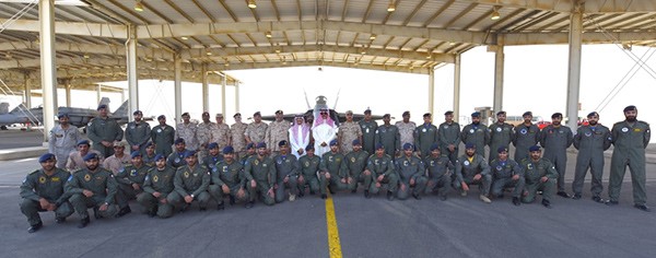 صورة جماعية مع القوة الجوية الكويتية المشاركة في "اعادة الأمل"