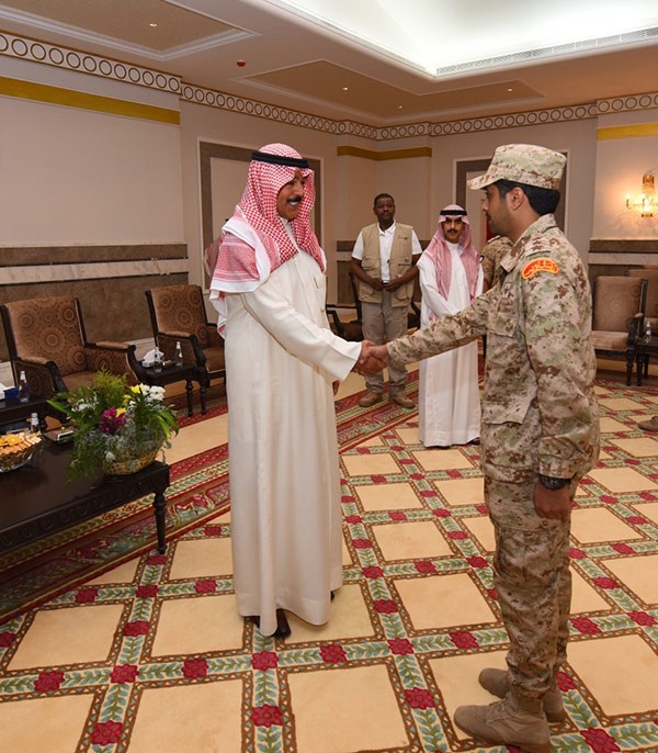 وزير الدفاع اثناء سلامه على احد المشاركين باعادة الأمل التابعين للقوة البرية