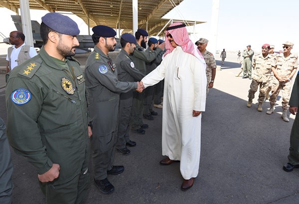 الخالد أثناء مصافحته أحد الطيارين المشاركين بإعادة الأمل
