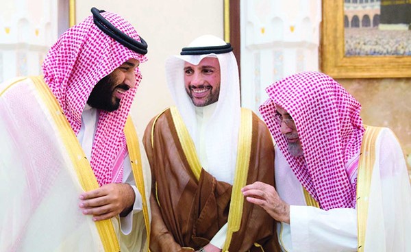 سمو ولي العهد ونائب رئيس مجلس الوزراء ووزير الدفاع صاحب السمو الملكي الأمير محمد بن سلمان في حديث مع مرزوق الغانم 