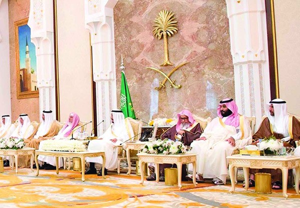 خادم الحرمين الشريفين الملك سلمان بن عبدالعزيز مستقبلا مرزوق الغانم وعددا من الشخصيات