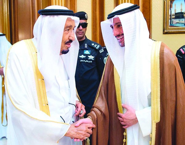 خادم الحرمين الشريفين الملك سلمان بن عبدالعزيز مصافحا مرزوق الغانم 