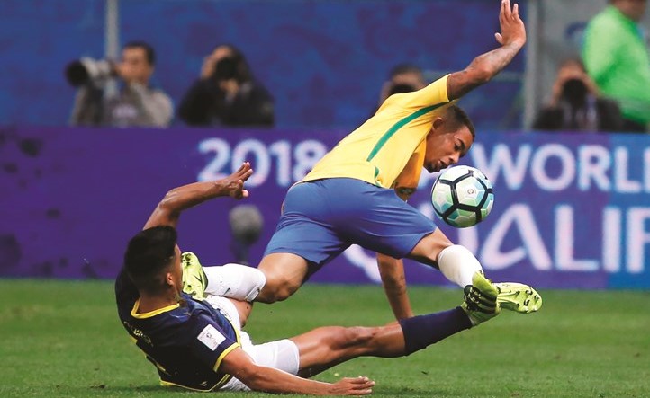 مدافع الاكوادور يعرقل مهاجم البرازيل غابرييل خيسوس	(أ.ب)﻿