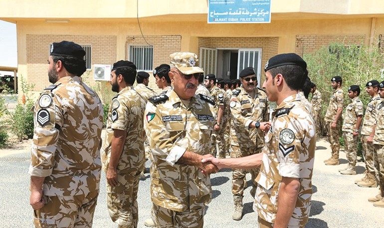 الفريق الشيخ محمد اليوسف يصافح احد رجال امن الحدود ﻿