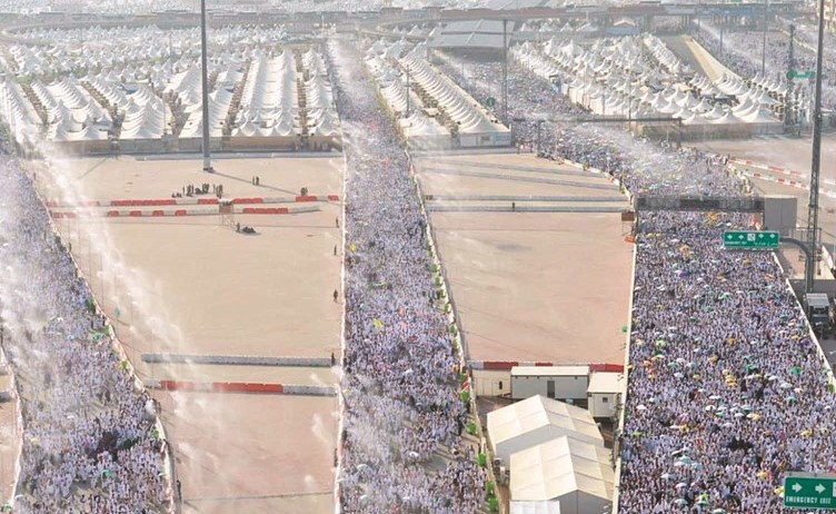 منى تستقبل ضيوف الرحمن مهللين مكبرين لرمي جمرة العقبة أمس	(واس)﻿