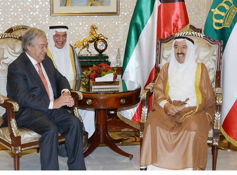 صاحب السمو الأمير الشيخ صباح الأحمد خلال استقباله غوتيريس 