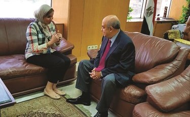 وزير السياحة يحيى راشد متحدثا إلى الزميلة هالة عمران﻿