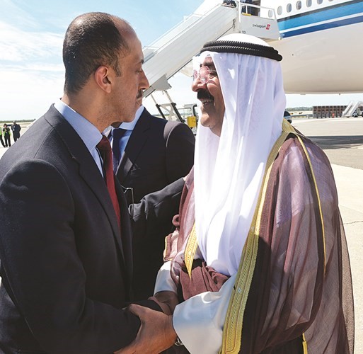 الشيخ مشعل الأحمد مصافحا أحد الحضور في المطار ﻿