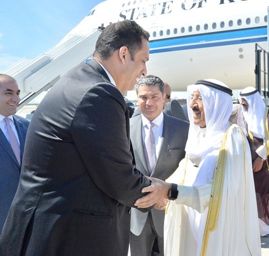 صاحب السمو مصافحا أحد مستقبليه في المطار ﻿