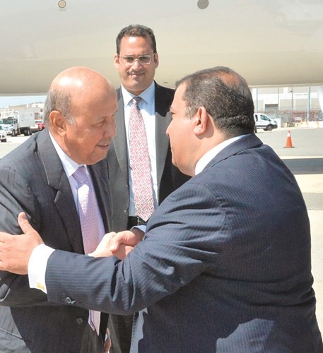 السفير أحمد فهد الفهد مصافحا أحد الحضور في المطار ﻿