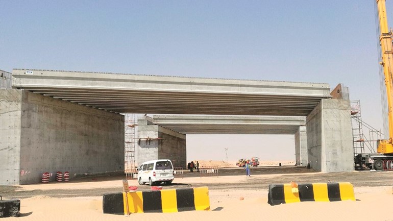 جانب من أعمال الإنشاءات في أحد الطرق ﻿