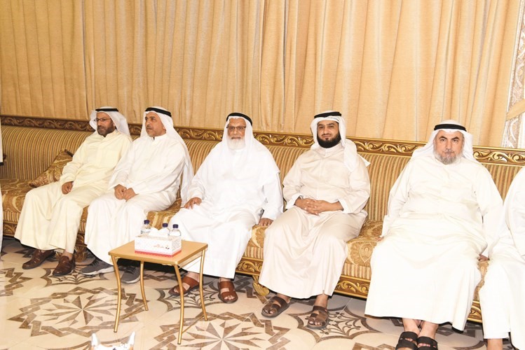 عدد من المهنئين بالعيد﻿