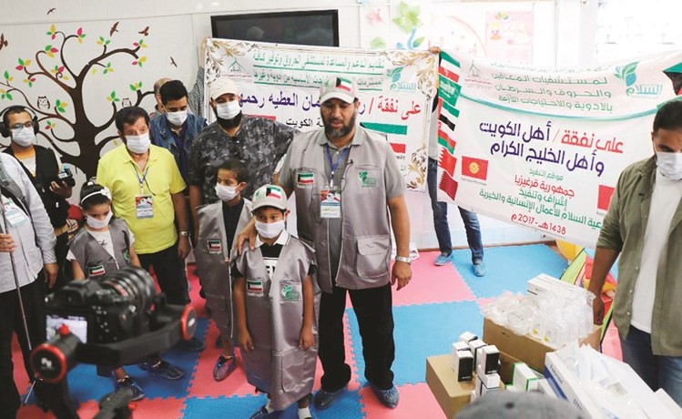 العون خلال تقديم المساعدات الطبية للمرضى ﻿
