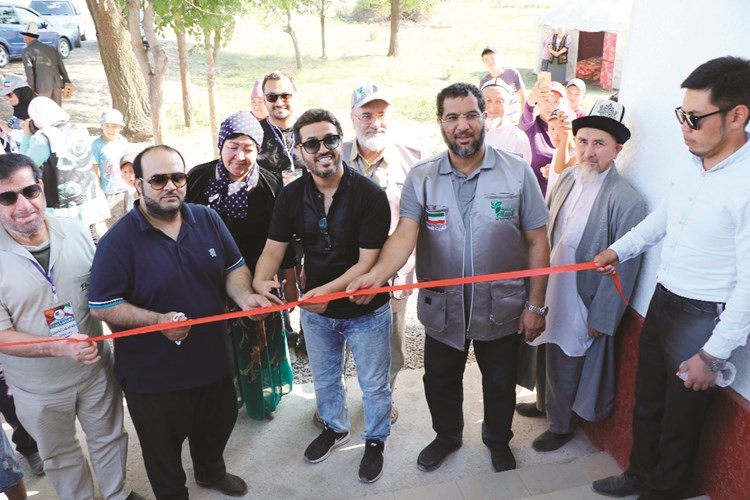 د.نبيل العون مع أحد المحسنين خلال قص شريط افتتاح احد المشاريع الخيرية ﻿