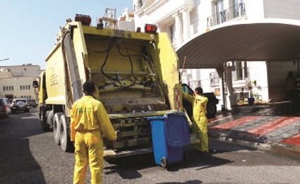 عمال البلدية خلال حملة النظافه﻿