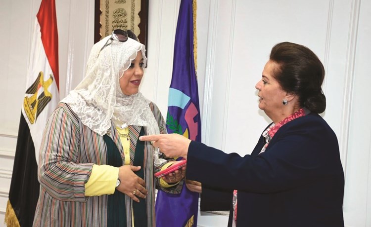 المحافظ م.نادية عبده متحدثة إلى الزميلة هناء السيد﻿