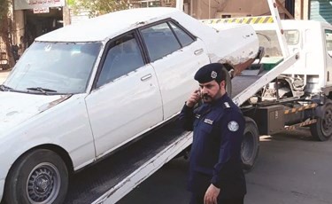العقيد ناصر العدواني يشرف على رفع إحدى المركبات على كرين الأمن﻿