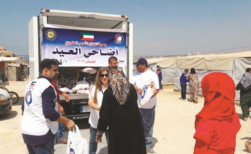 جمعية الهلال الأحمر خلال توزيع الأضاحي على الأسر السورية ﻿
