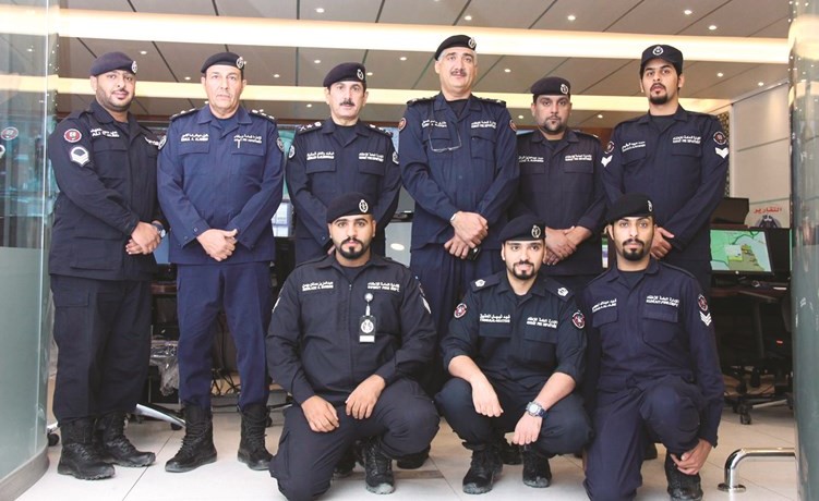 الفريق المكراد مع عدد من رجال الإطفاء ﻿