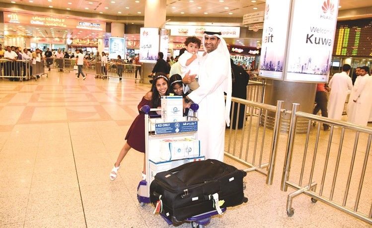 الحاج سليمان السعيد مع ابنائه لدى عودته الى البلاد﻿