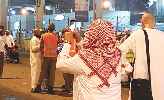 احد الحجاج يلتقط صورة تذكارية﻿