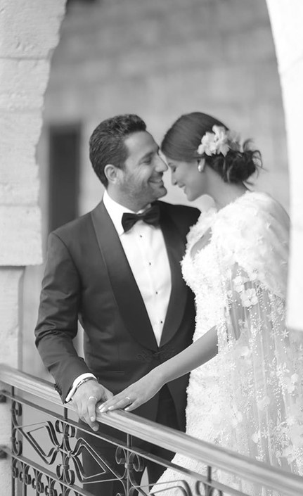 بالفيديو.. شاهد مذيعاً لبنانياً يبكي عروسه ليلة زفافها الأسطوري!