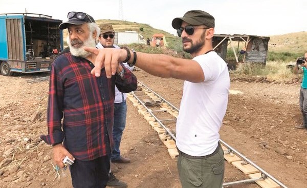 أيمن زيدان مع مخرج مسافرو الحرب أثناء التصوير﻿
