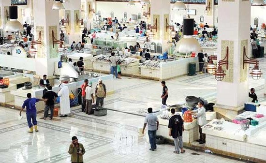 اتحاد الصيادين يرفض نقل السمك المستورد إلى سوق شرق