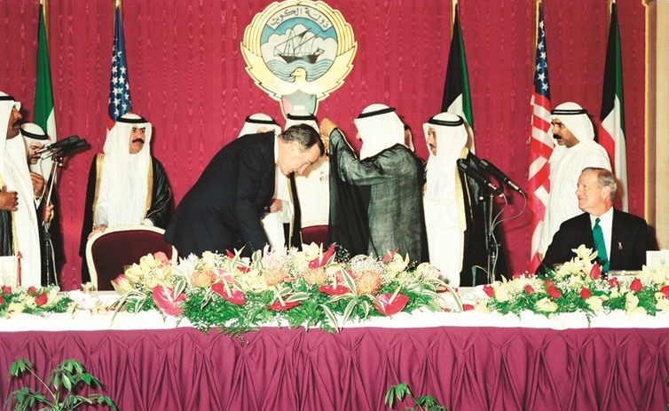 الامير الراحل الشيخ جابر الاحمد يقلد الرئيس الأميركي الاسبق جورج بوش قلادة مبارك الكبير ﻿