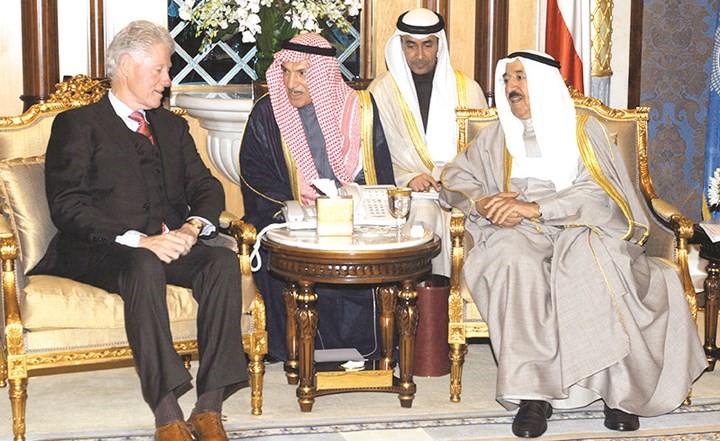 صاحب السمو الامير خلال لقائه مع الرئيس الأميركي الاسبق بيل كلينتون ﻿