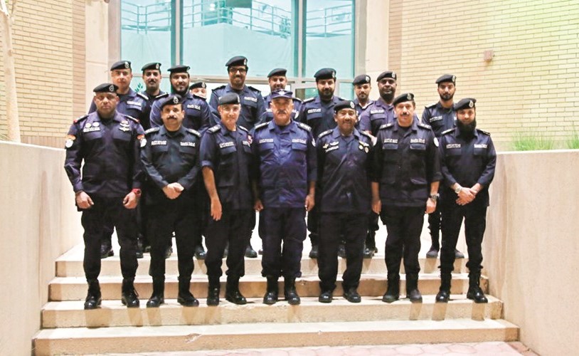 الفريق الشيخ محمد اليوسف متوسطا اللواء ابراهيم الطراح وعددا من ضباط وضباط صف الامن العام ﻿