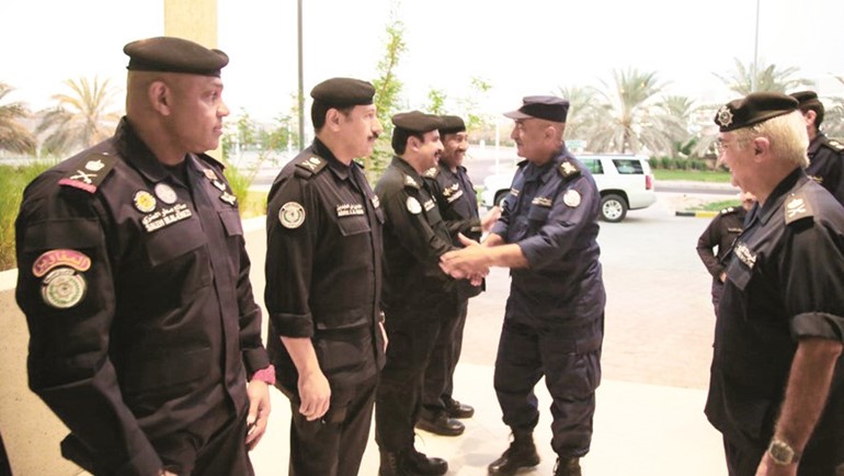 ويصافح العقيد ناصر العدواني ويبدو الألوية عابدين العابدين وصالح مطر وعلي ماضي﻿