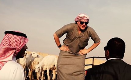 بالفيديو.. شاهد كيف احتفل أبو متعب الأمريكي ودبلوماسيون أمريكيون بعيد الأضحى في الرياض