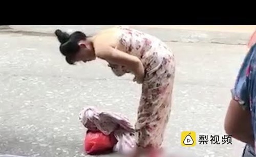 فيديو لا يصدق.. وضعت مولودها أثناء سيرها في الشارع وأكملت طريقها شاهدوا ماحدث !