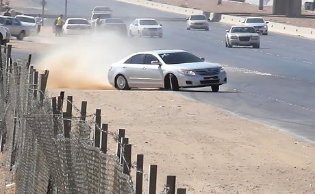 بالفيديو.. قيادة متهورة لشابين سعوديين تنتهي بحادث مرعب