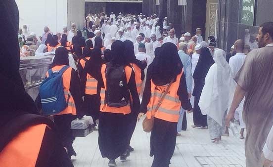 تعرف على قصة صاحبات السترات البرتقالية بالحرم المكي!