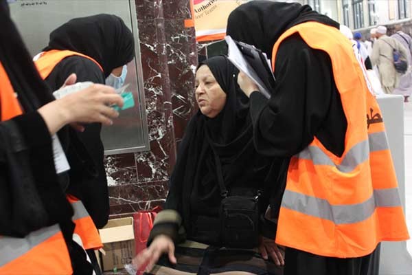 تعرف على قصة صاحبات السترات البرتقالية بالحرم المكي!