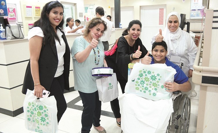 «التجاري» يعايد أطفال مستشفى الرازي