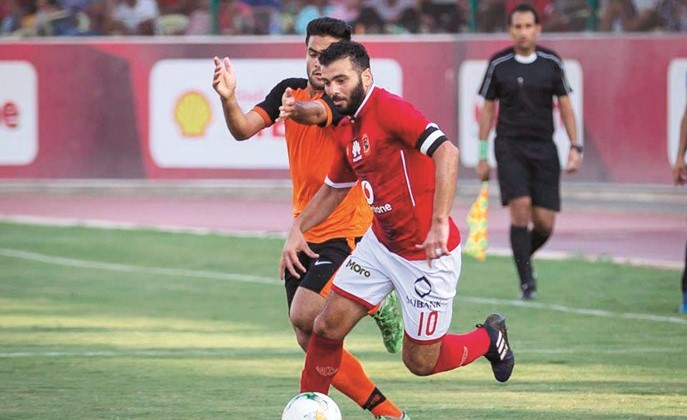 مهاجم الاهلي عماد متعب يمر من مدافع المنصورة ﻿