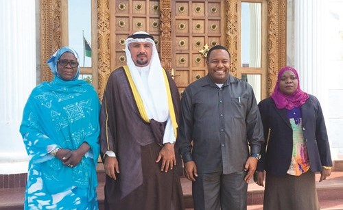 السفير جاسم الناجم خلال اللقاء مع رئيس المجلس التشريعي في زنجبار زبير علي مولد﻿