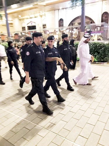 وكيل وزارة الداخلية لشؤون الامن العام بالانابة اللواء ابراهيم الطراح وبرفقته اللواء عابدين العابدين﻿