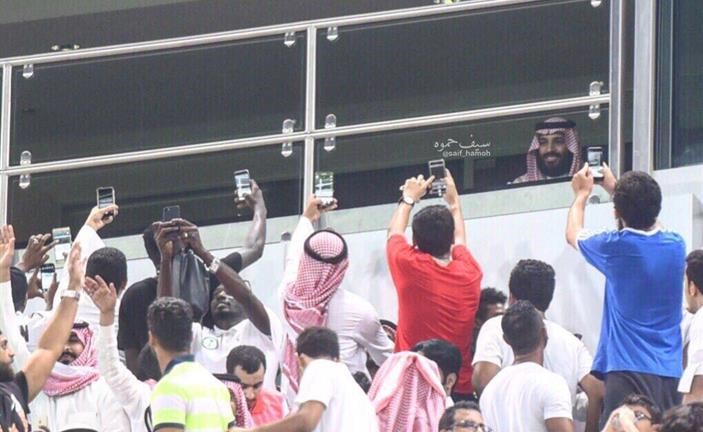 بالفيديو.. شاهد ردة فعل هستيرية لمواطن سعودي عند رؤيته ولي العهد في مباراة الأخضر واليابان