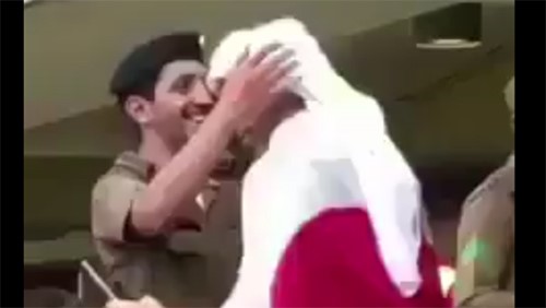 بالفيديو.. شاهد ردة فعل هستيرية لمواطن سعودي عند رؤيته ولي العهد في مباراة الأخضر واليابان