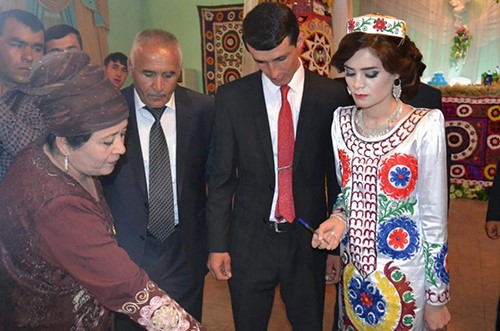 بالفيديو.. ألقى قصيدة مديح برئيس البلد فاختار له عروساً بالإكراه
