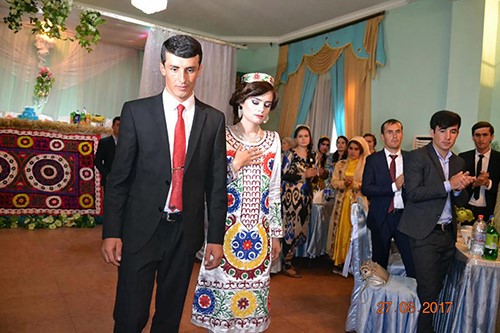 بالفيديو.. ألقى قصيدة مديح برئيس البلد فاختار له عروساً بالإكراه
