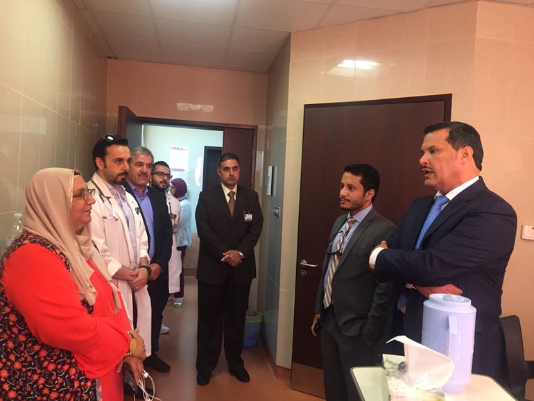 وزير الصحة يطمئن على حالة مريض السرطان المنقول من أميركا بمستشفى مبارك