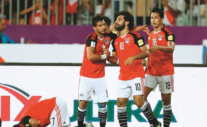 فرحة محمد صلاح مع اللاعبين بعد تسجيل هدف الانتصار﻿