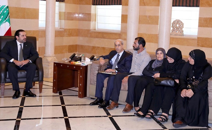 رئيس الحكومة سعد الحريري مستقبلا اهالي العسكريين الشهداء في السراي الحكومي	 (محمود الطويل)﻿